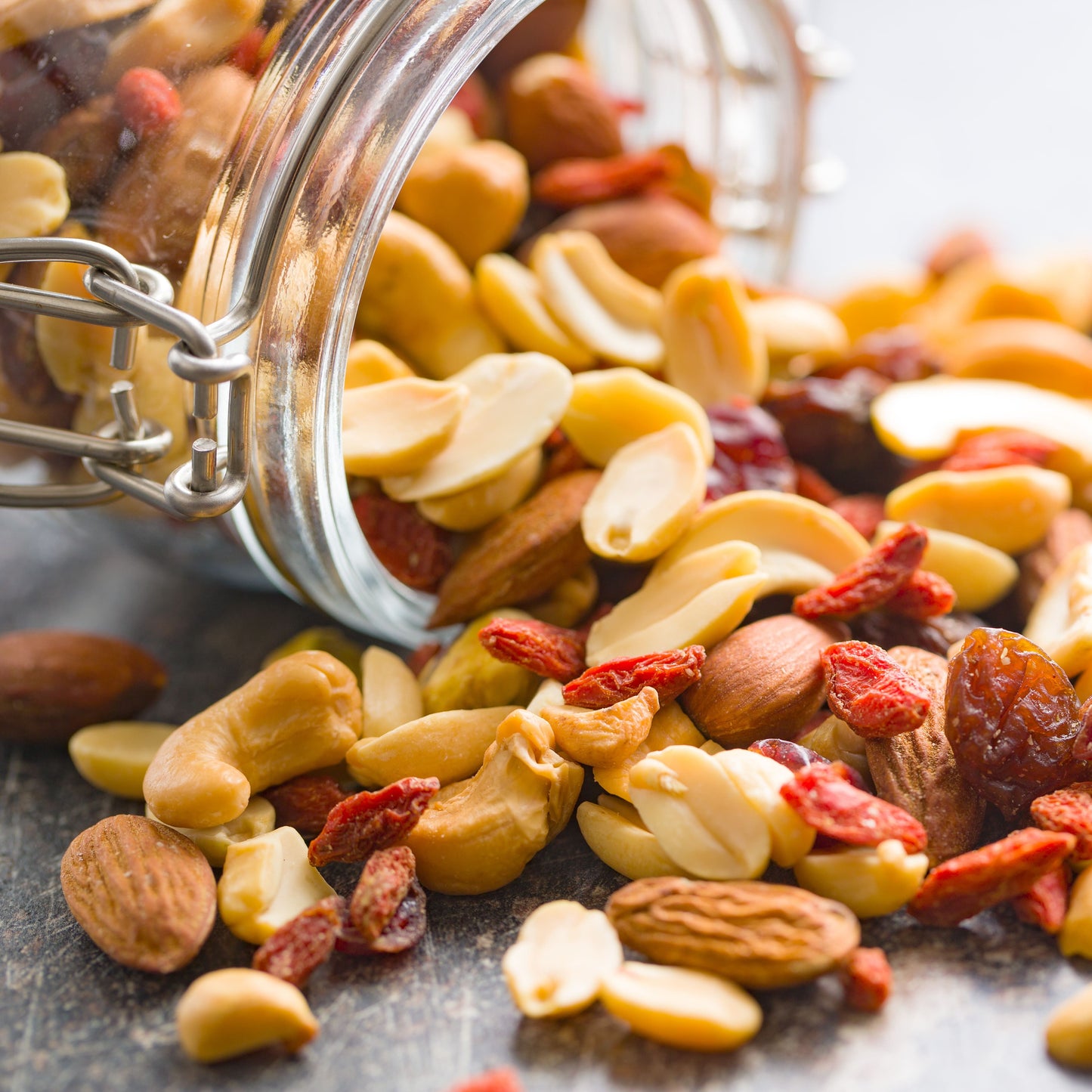 Mixed nuts and raisins /100g